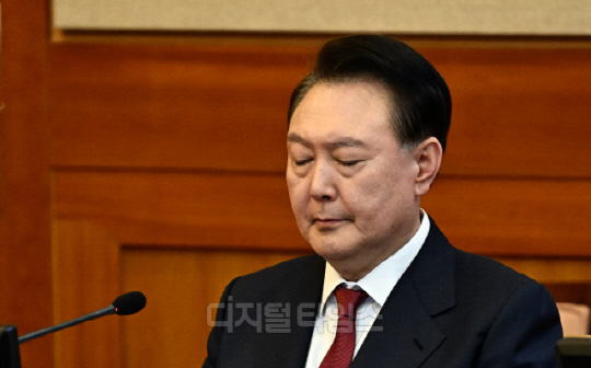 내란 우두머리 혐의로 구속된 윤석열 대통령이 23일 오후 서울 종로구 헌법재판소에서 열린 탄핵 심판 4차 변론기일에 출석해 눈을 감고 있다.[사진공동취재단]